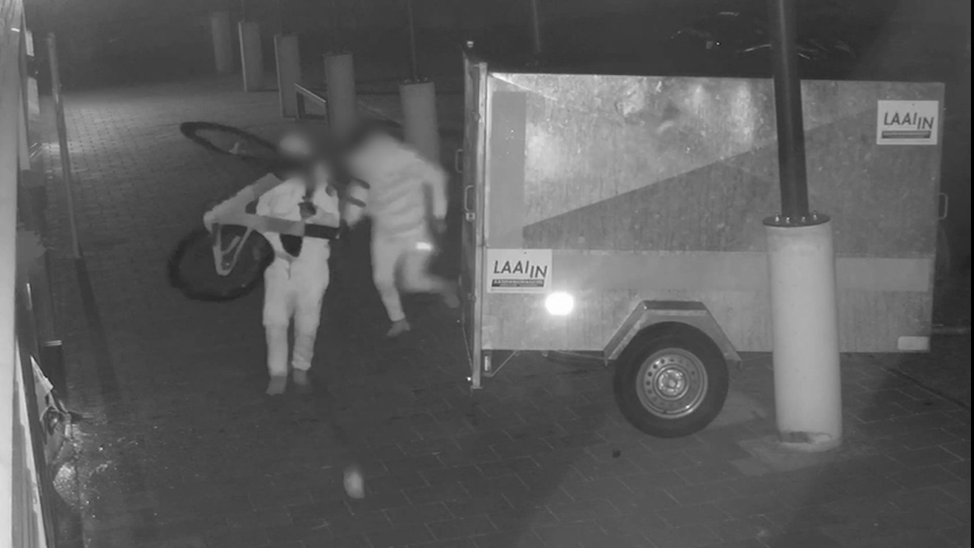 De etalageruit werd ingeramd en er werden acht fietsen gestolen