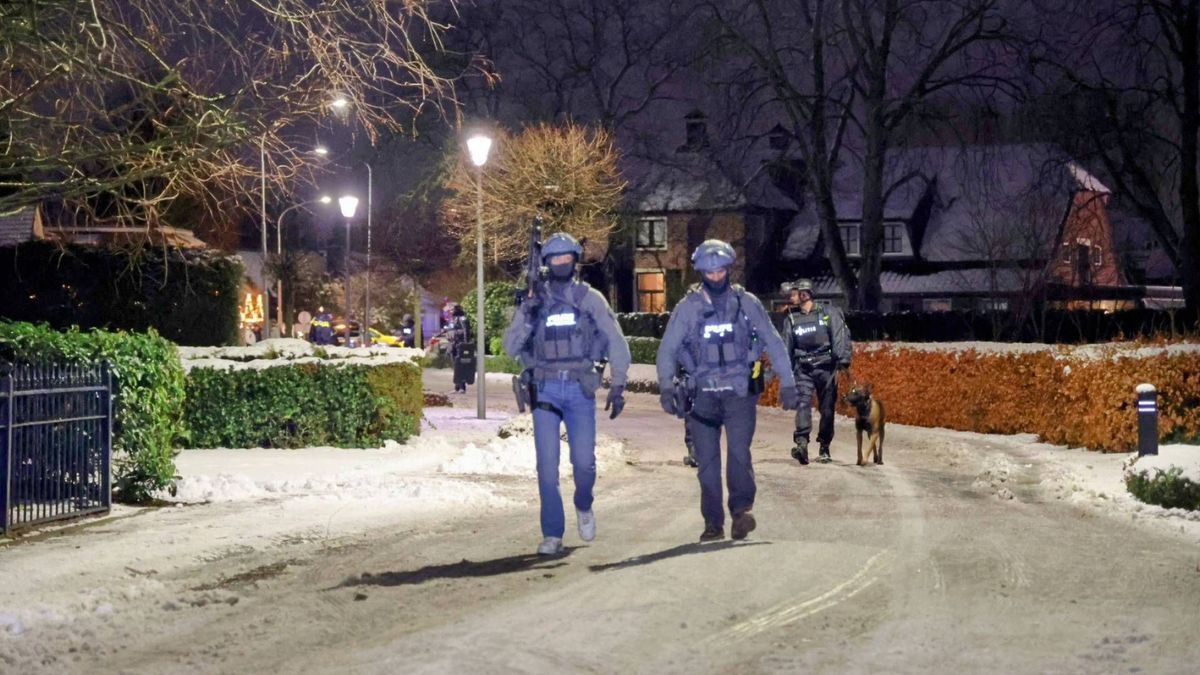 Klopjacht gaande in Beneden-Leeuwen, helikopter zoekt mee