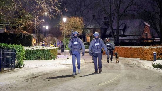 Klopjacht gaande in Beneden-Leeuwen, helikopter zoekt mee