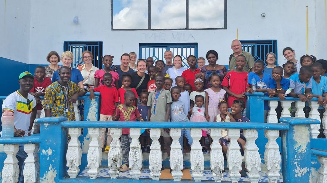 Op bezoek bij een weeshuis in Sierra Leone, Marit staat boven (derde van links)