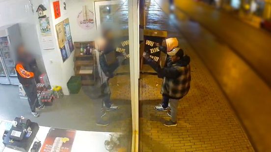 Man geschopt, geslagen en gestoken terwijl hij op de grond ligt
