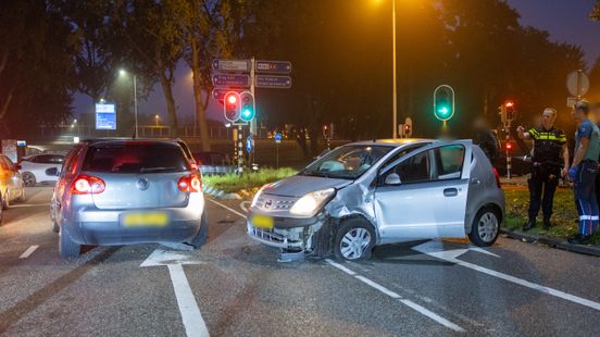 Botsing met vier auto's nadat automobilist op stilstaand voertuig knalt