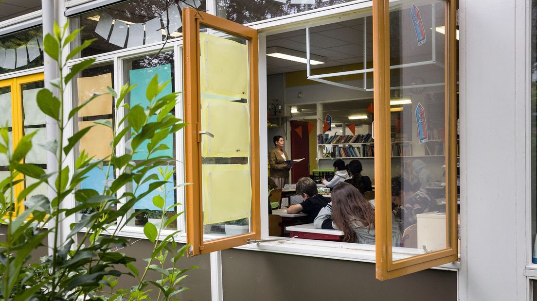 Een school met de ramen open om te ventileren