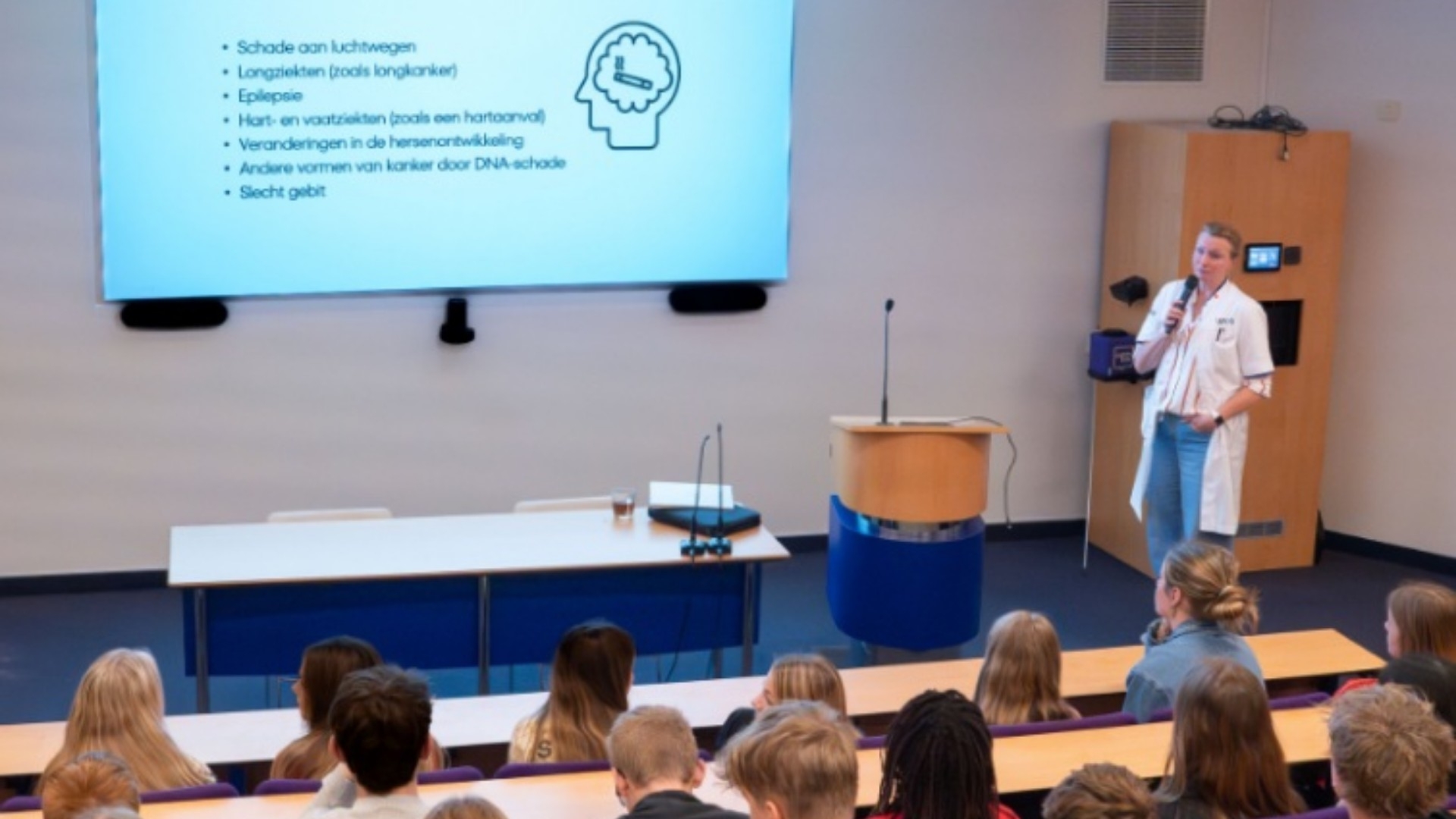 UMCG geeft brugklassers les over vapen: 'Als je vertelt dat er zoveel nicotine in zit, schrikken ze'