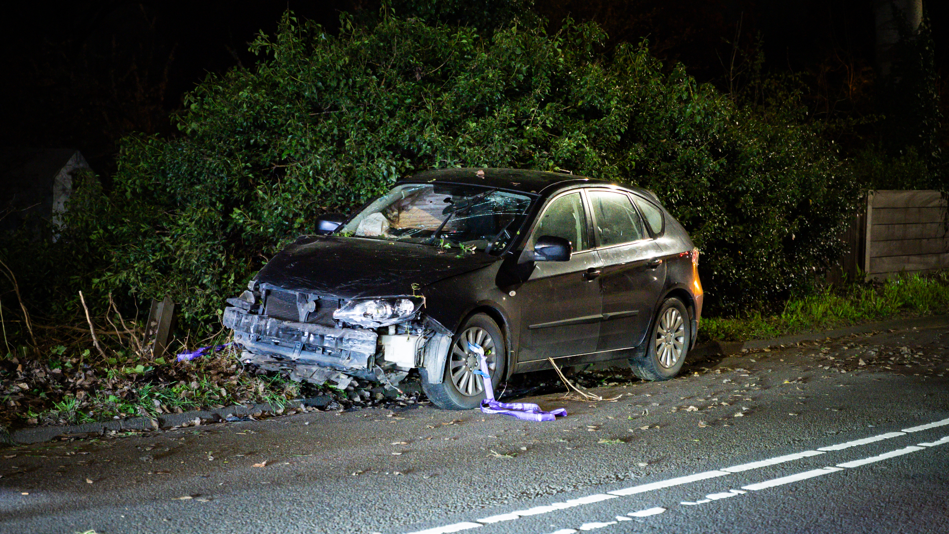 Een automobilist op de Baljuwlaan in Spijkenisse raakte eerst een hek en kwam tot stilstand in de berm.
