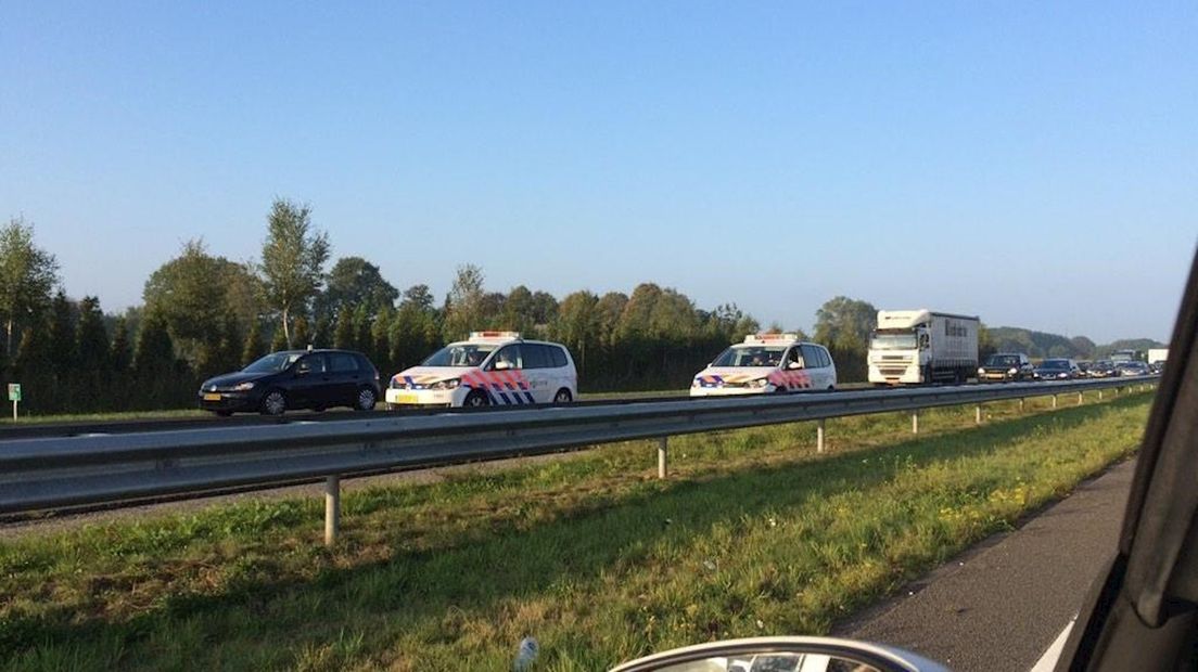 Politie houdt verkeer op