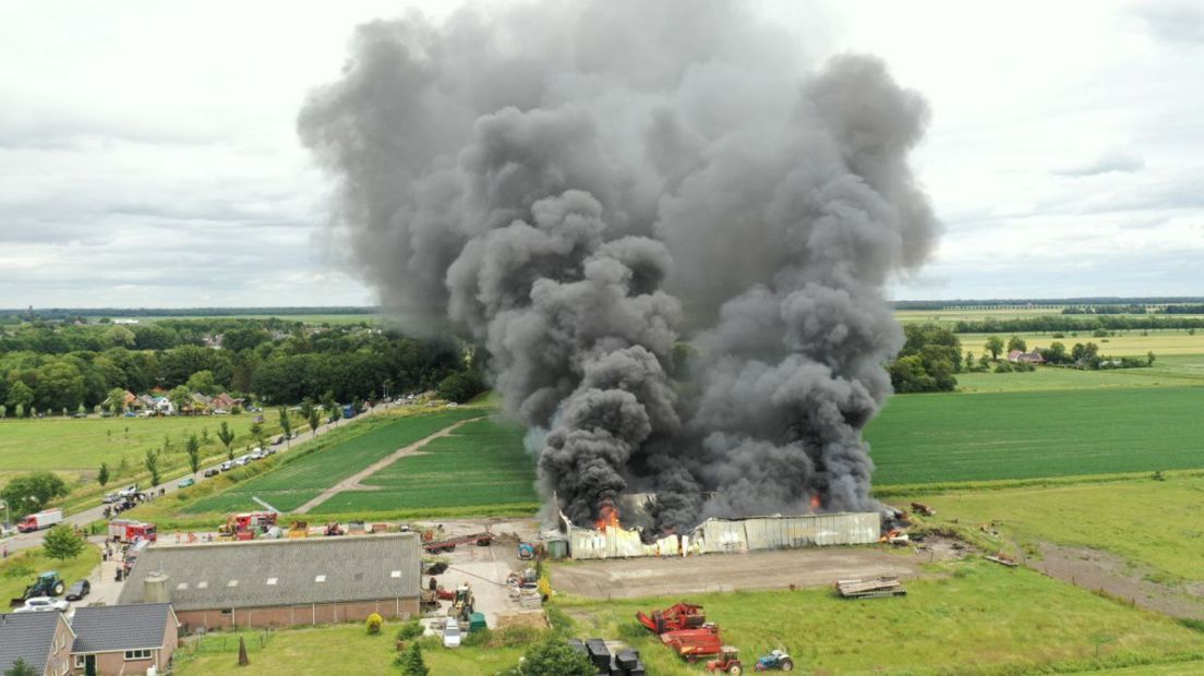 De schuur in Nieuwe Pekela staat volledig in brand