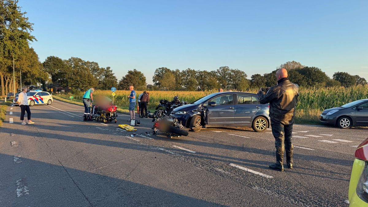 Motorrijder naar ziekenhuis na botsing met auto op kruispunt in Baexem
