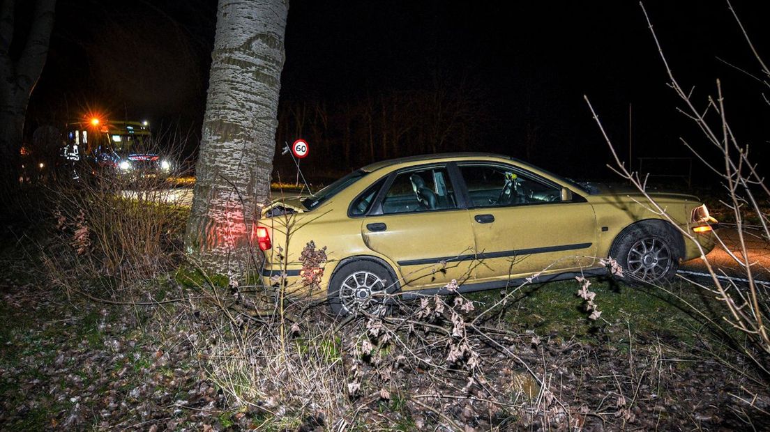 De auto raakte in de slip en kwam vervolgens tegen de boom aan