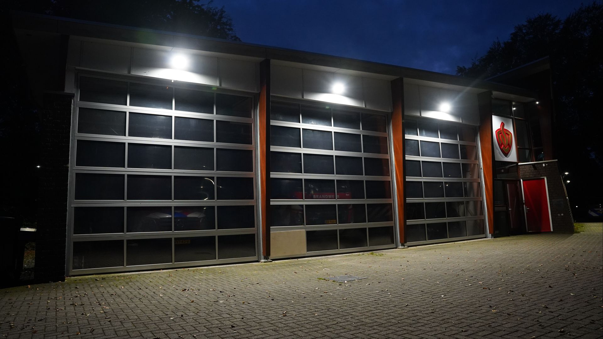 Foto: Brandweerauto niet inzetbaar door diefstal bij brandweerkazerne
