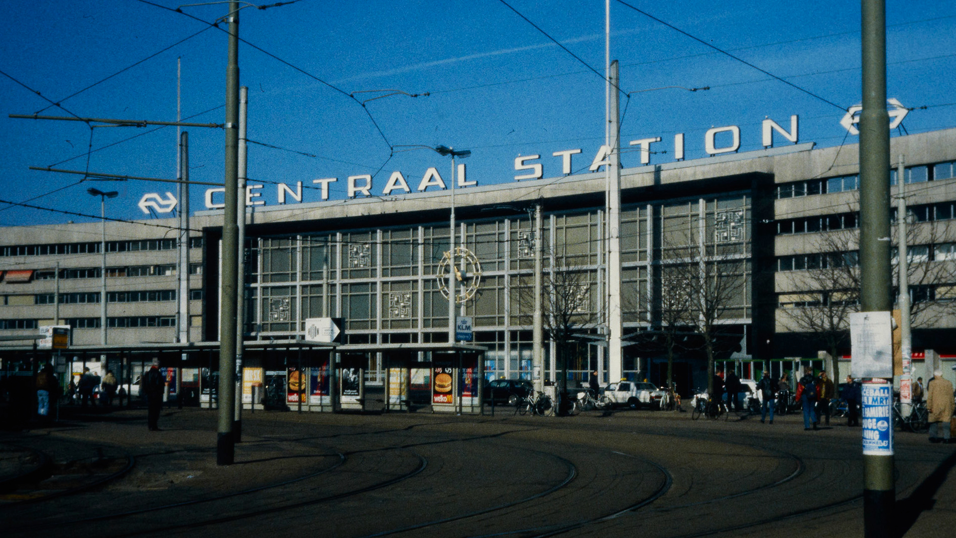 De letters en stationsklok van het oude stationsgebouw zijn in het nieuwe ontwerp bewaard gebleven (Foto ca. 1995-2005)