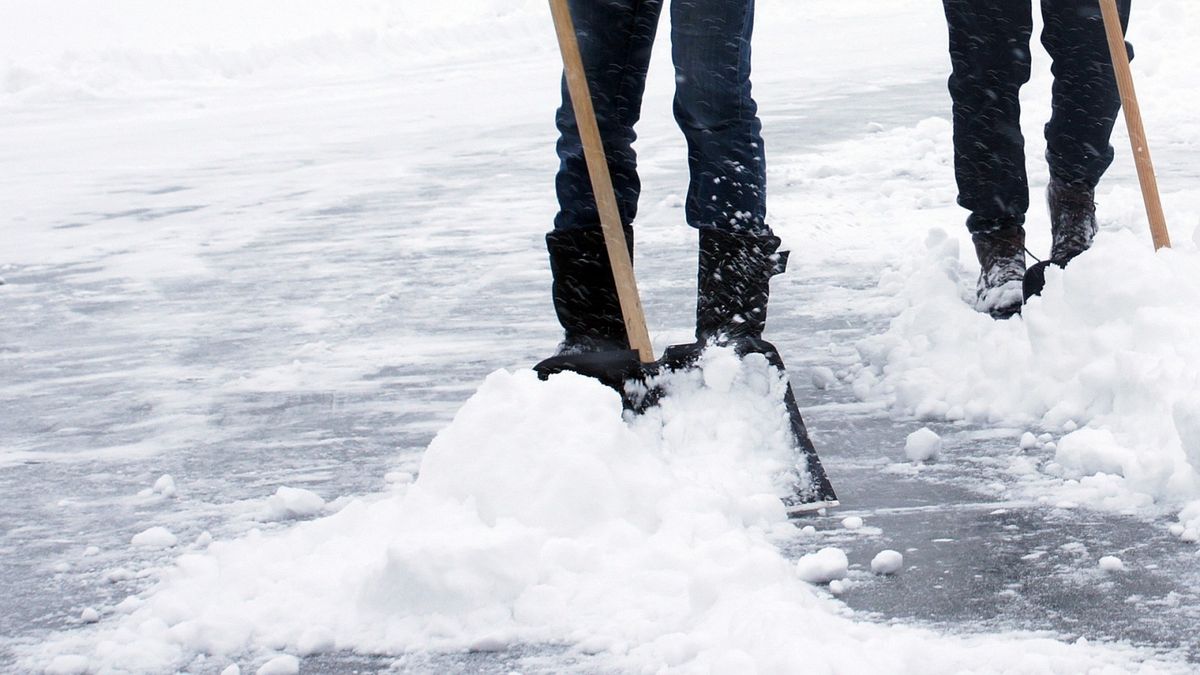 Sneeuw wordt pas geopende ijsbaan Midwolda teveel