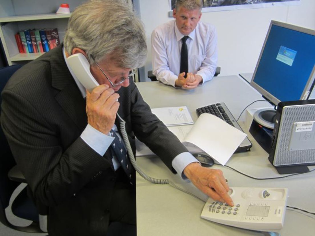 Minister Opstelten belt enkele slachtoffers van inbraak over het verloop van hun zaak