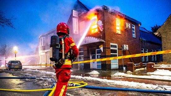 Brand bij snackbar in Stadskanaal onder controle, pand verwoest