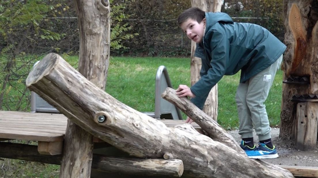 Stan (10) in de aangepaste speeltuin in Arnhem