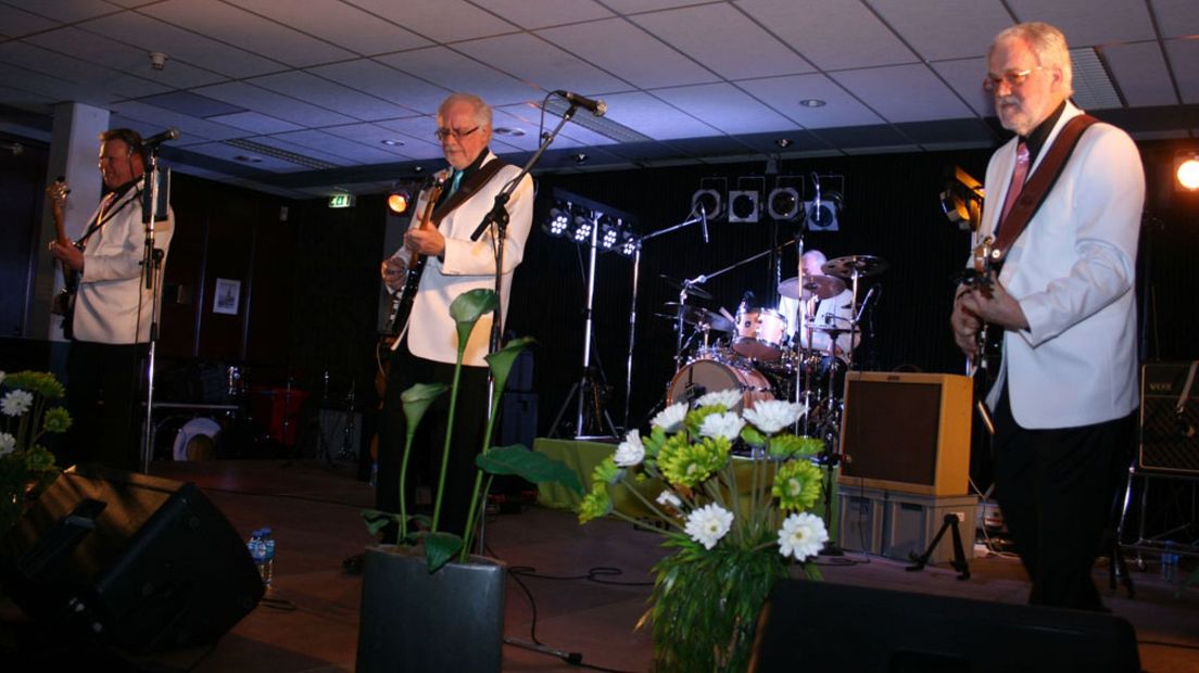 De Jumping Jewels Revival Band