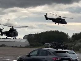 Legerhelikopters stijgen op vanaf een parkeerplaats in Hoek van Holland