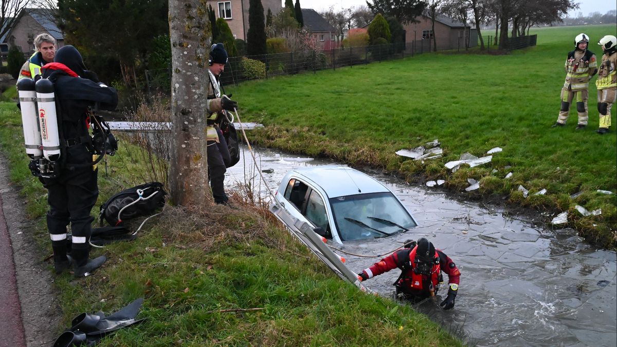 Auto te water op Nedereindseweg, bestuurder niet meer aanwezig