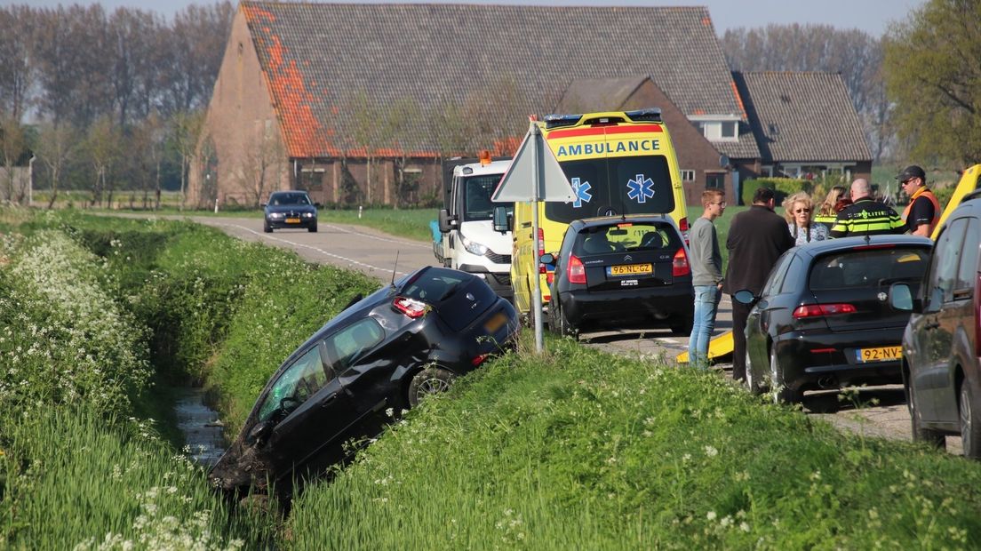 Automobilist raakt in sloot bij Poortvliet