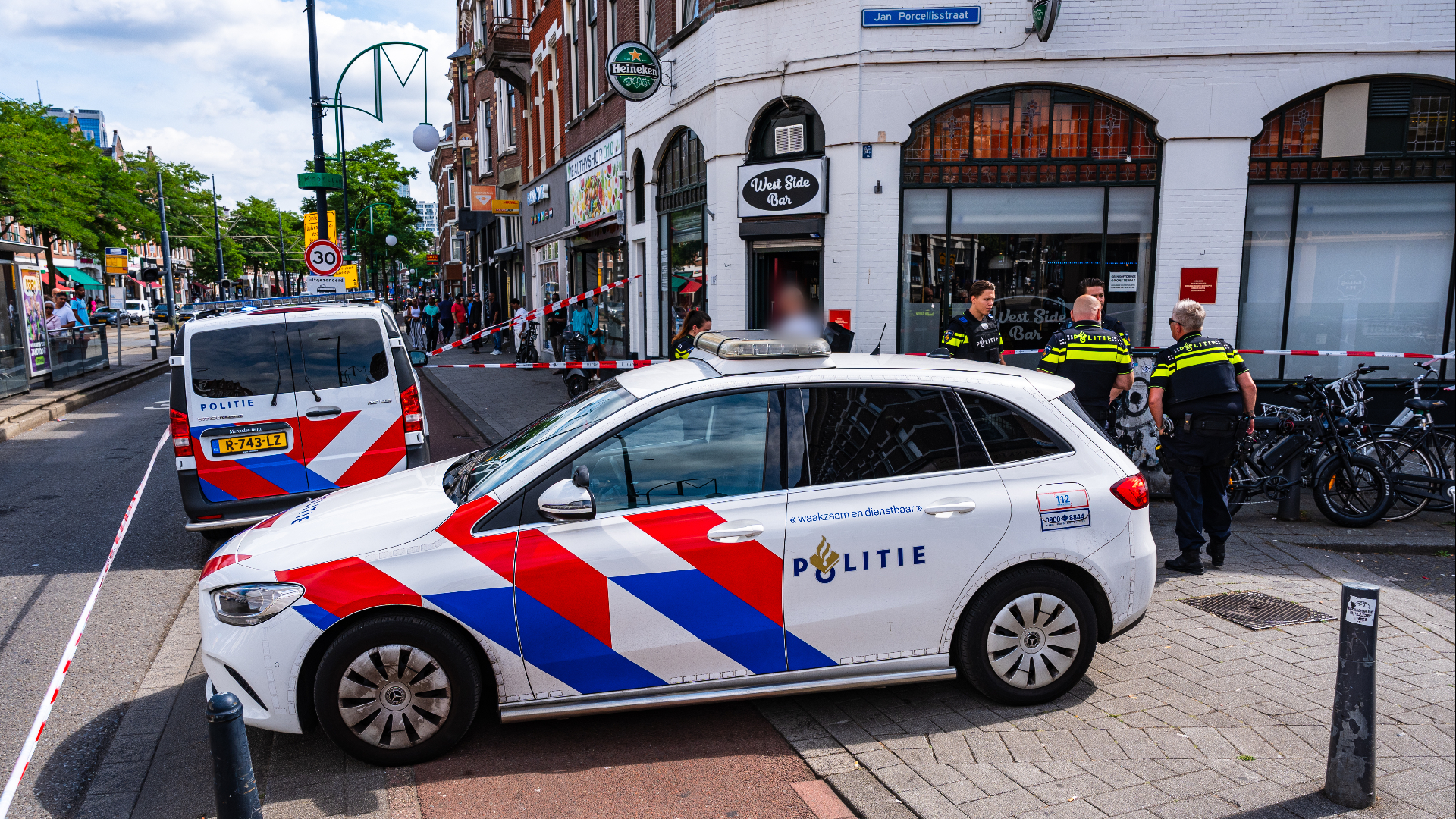 Politie doet onderzoek na de vondst van kogelhulzen en een vuurwapen