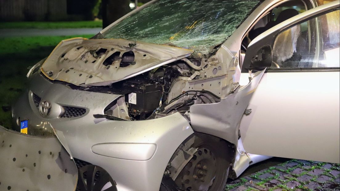 De voorzijde van de auto raakte door het vuurwerk zwaar beschadigd.