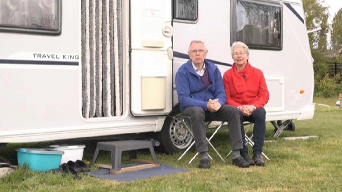 Het echtpaar Snoes moet deze dagen even doorbijten op de camping