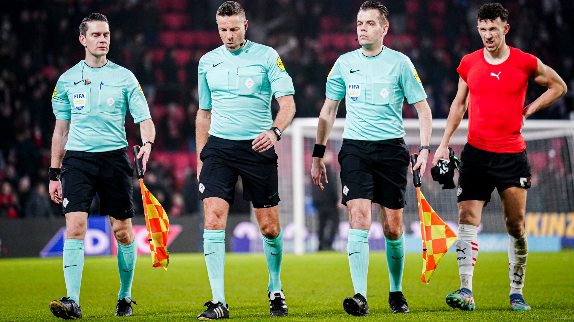 Dit arbitrale trio lag woensdagavond onder vuur na de bekerwedstrijd tussen PSV en Feyenoord