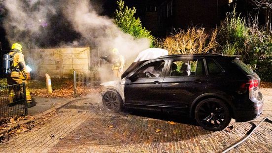 Auto zwaar beschadigd door brand in Arnhem