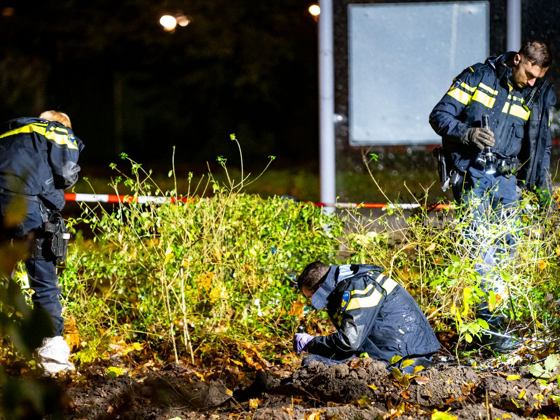 Politie zoekt naar menselijke resten in parkje.