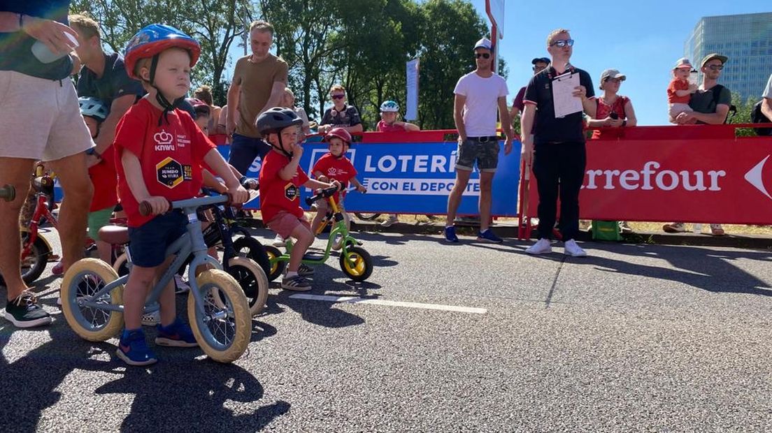 Kinderen gaan alvast de strijd aan bij de eindstreep op de Leuvenlaan.