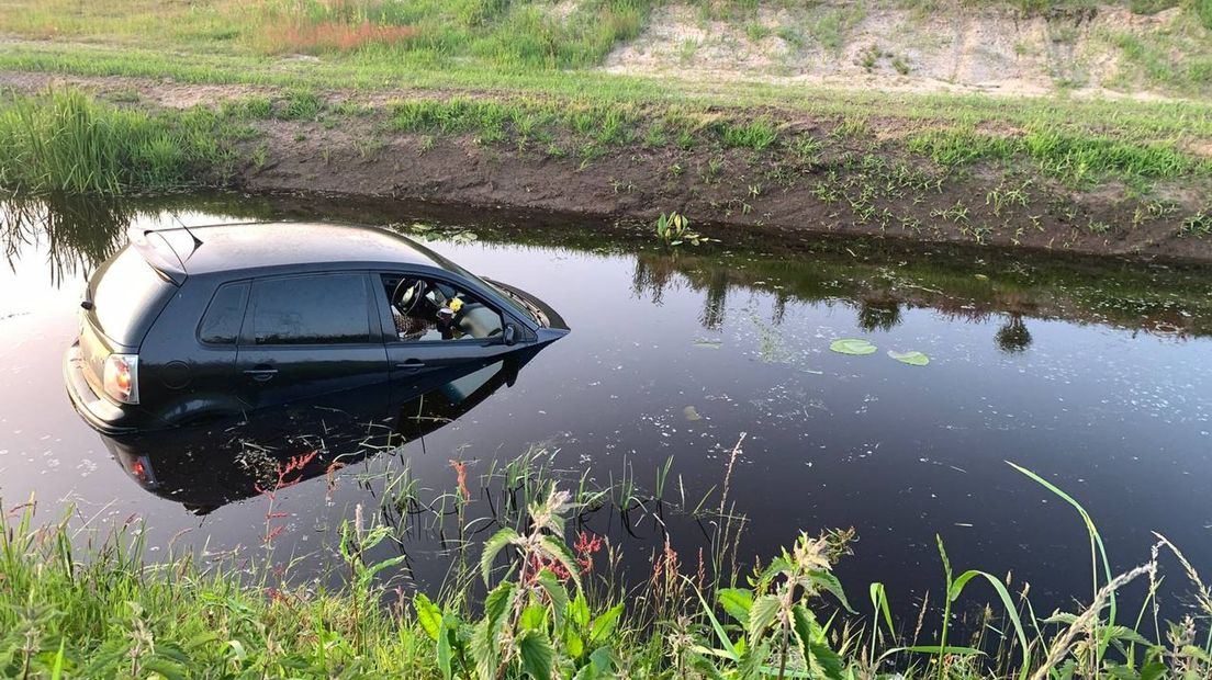 De auto kwam in een sloot terecht