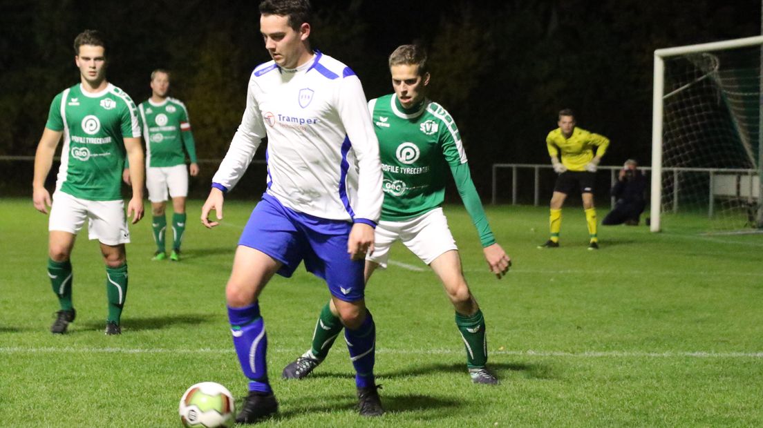 Spelers van Nieuwdorp en het Borsels elftal in actie