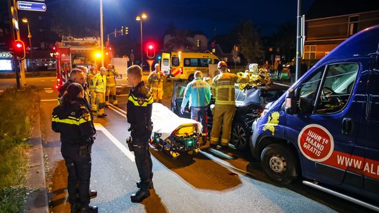 Drie gewonden bij aanrijding • schuur afgebrand. Drie gewonden bij aanrijding • schuur afgebrand.