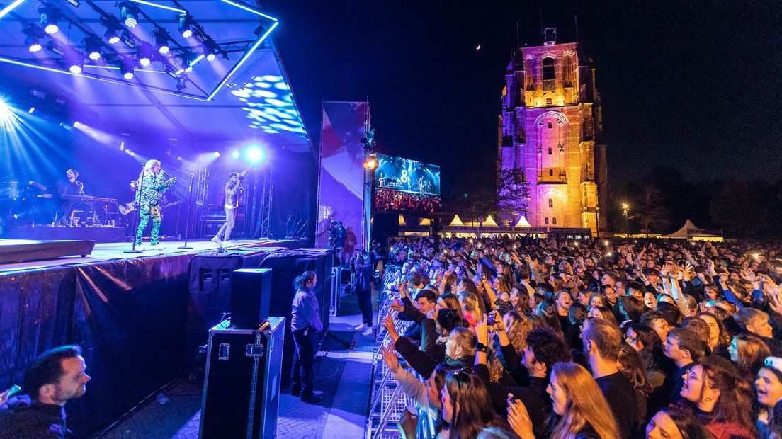 Publiek bij Suzan & Freek op het Bevrijdingsfestival Fryslân op het Oldehoofsterkerkhof in Leeuwarden