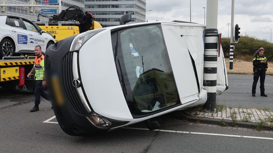 Busje op zijkant na botsing - Auto belandt onderaan talud - Dodelijk ongeluk op provinciale weg Home