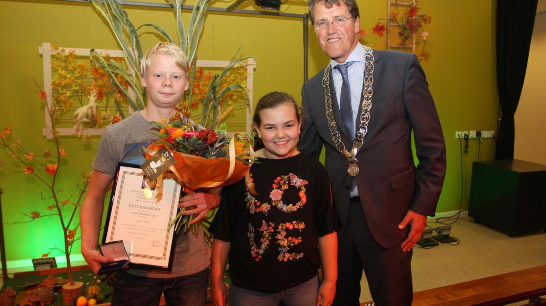 Justin Haak (14) kreeg een speciale medaille voor het redden van de 10-jarige Christel (midden) (Rechten: Bennie Wolbers)