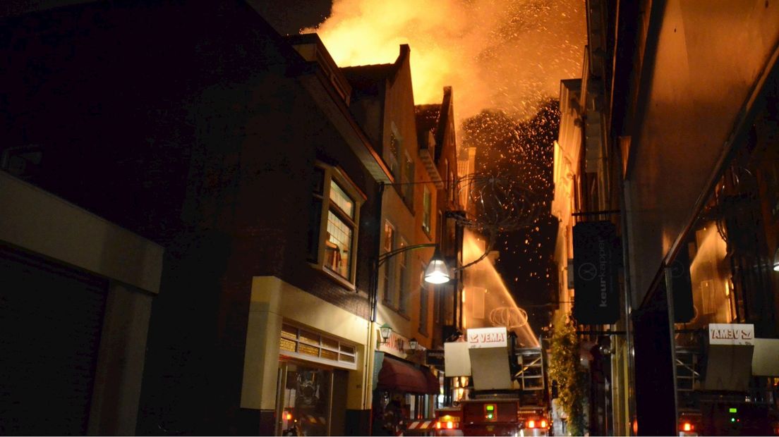 De grote brand van vrijdag in volle hevigheid