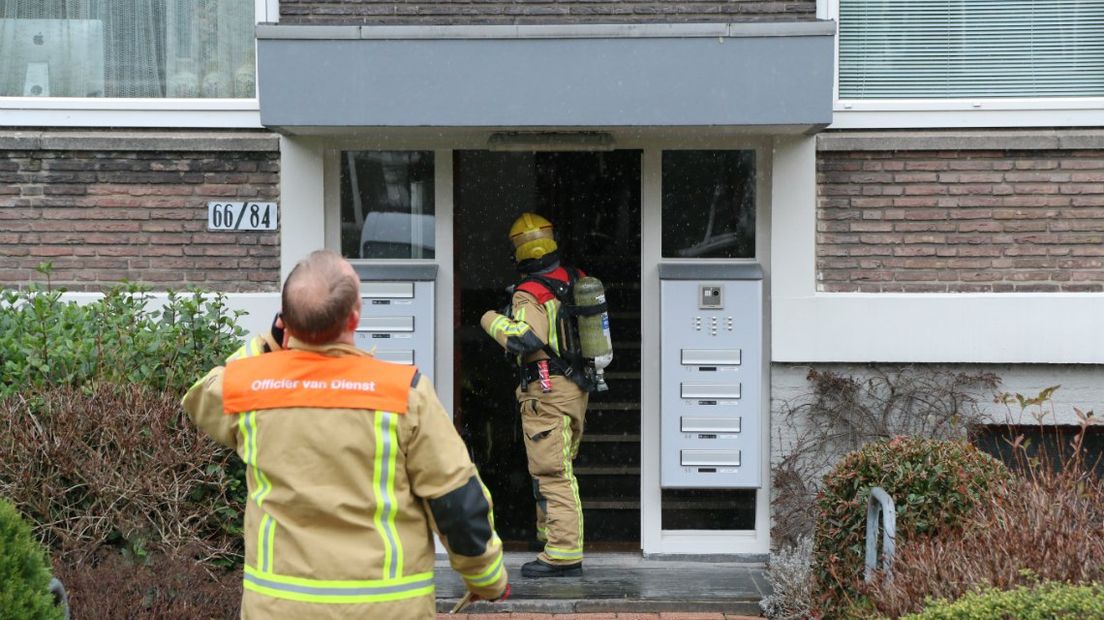 De brandweer bij de flat in de Huis te Landelaan in Rijswijk.