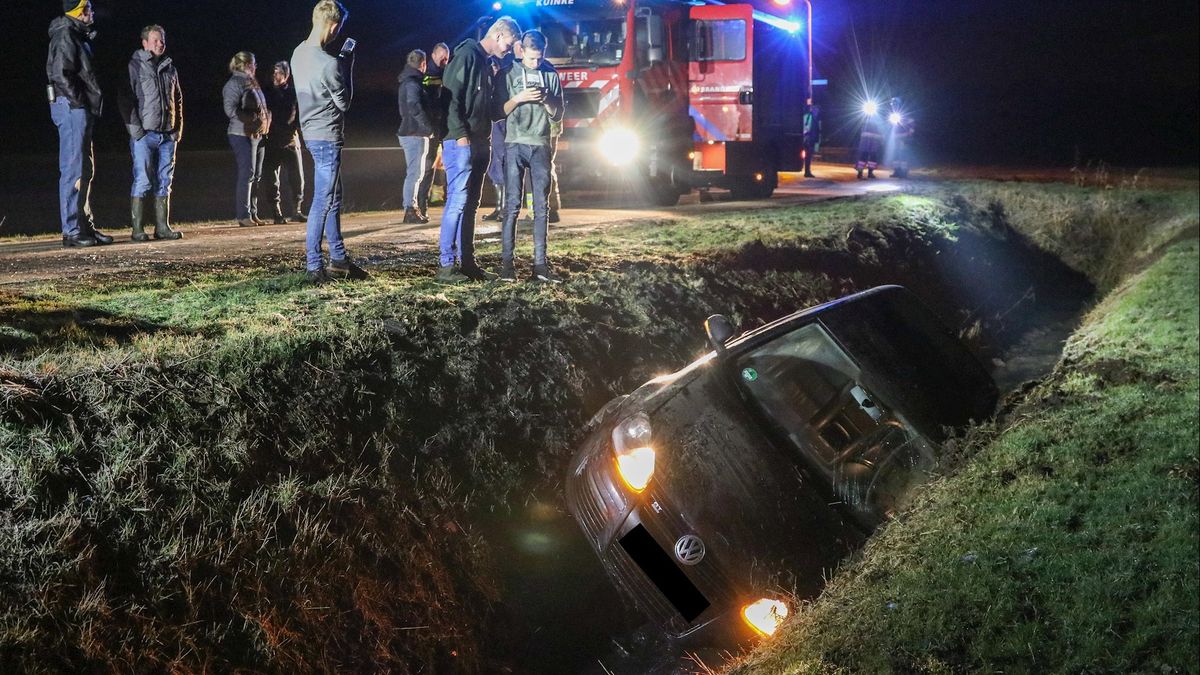 Auto belandt in de sloot bij Kuinre