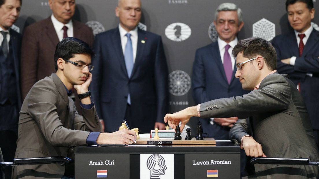 Anish Giri tegen Levon Aronian in Moskou.