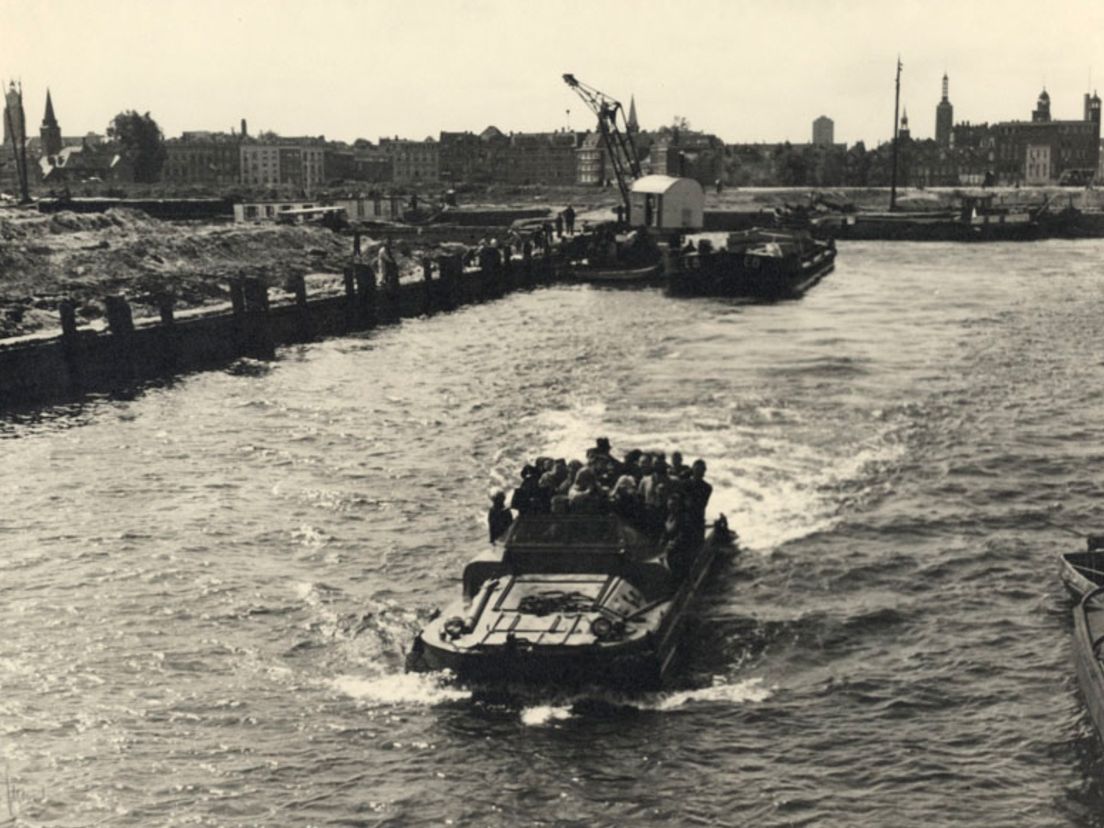 Vlootweek 1945: demonstratie met amfibievoertuig in de Wijnhaven. Bron: H.F. Grimeyer/Stadsarchief Rotterdam