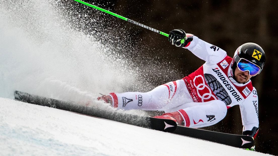 Marcel Hirscher snelt naar de zege in Garmisch-Partenkirchen.