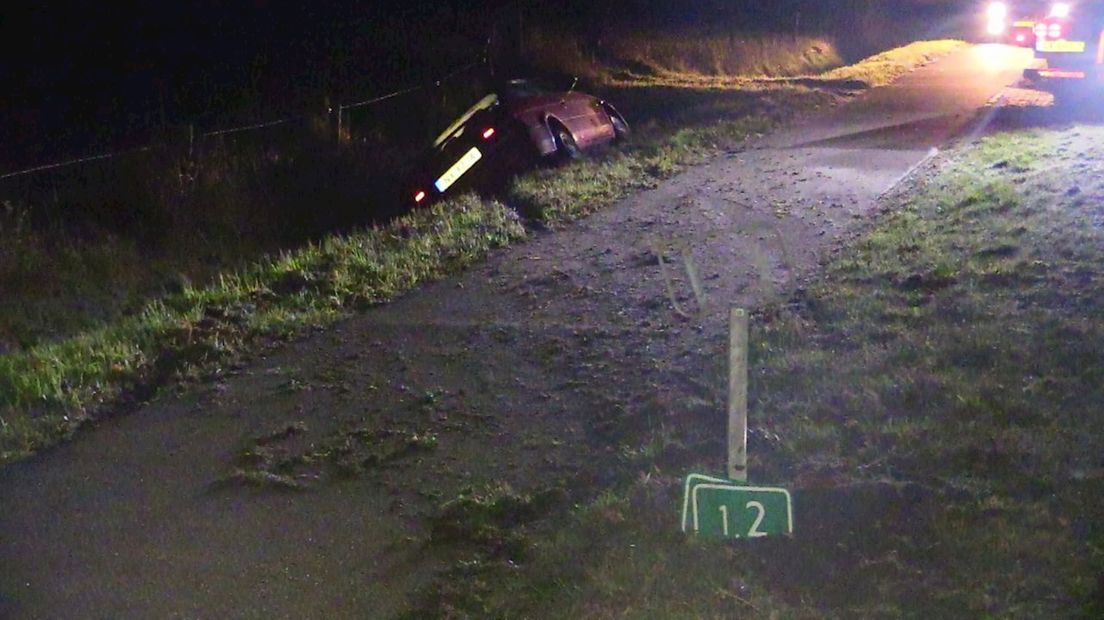 Auto strandt in sloot na lange glijpartij