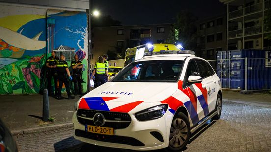 Man zwaargewond na steekpartij in woning, twee mensen aangehouden