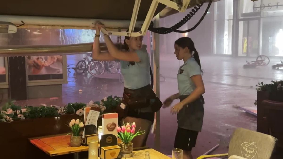 Harde wind en regen teistert een café in de binnenstad van Hengelo.
