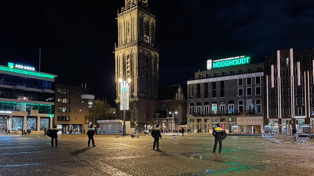 Politieagenten proberen de orde op de Grote Markt te handhaven