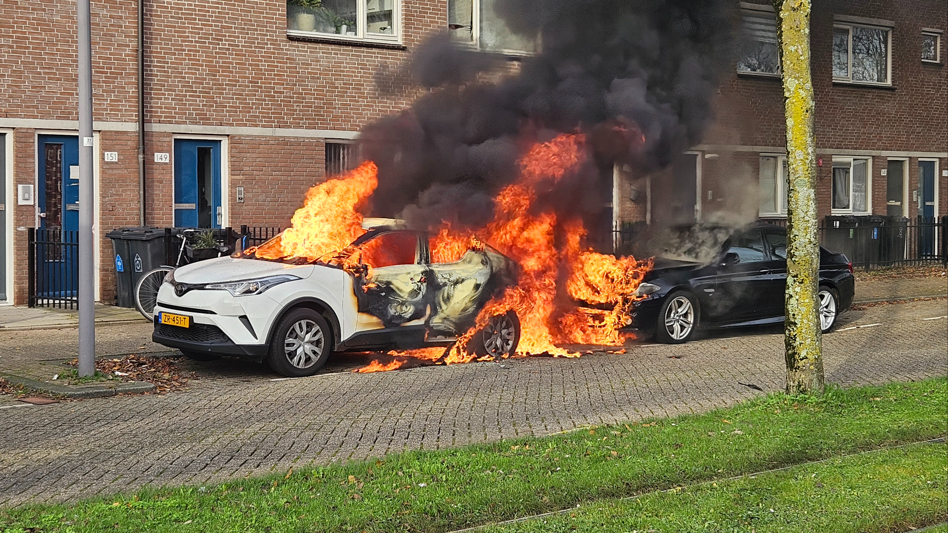 Auto in brand gestoken tijdens burenruzie | Twee supermarkten kort na