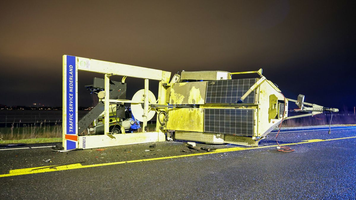 Verdachte aanrijding pijlwagen is man (42) uit Waadhoeke | Man zwaargewond na val van dak in Franeke