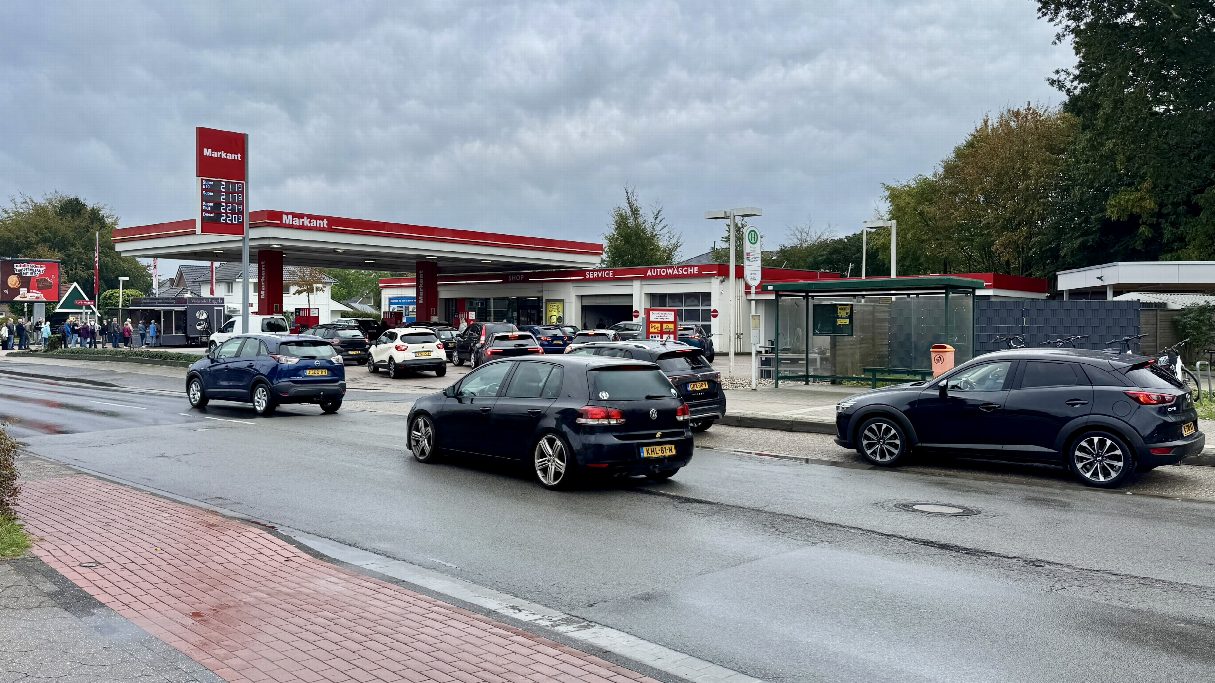 File bij het tankstation in Emlichheim