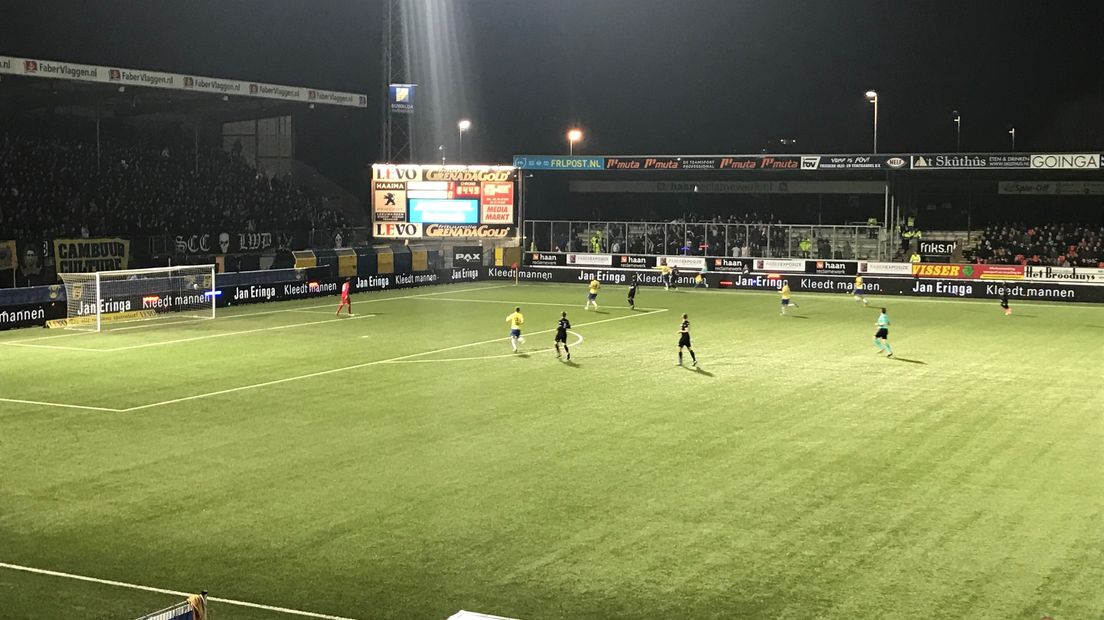 FC Emmen verloor door een fout van Siekman van Cambuur